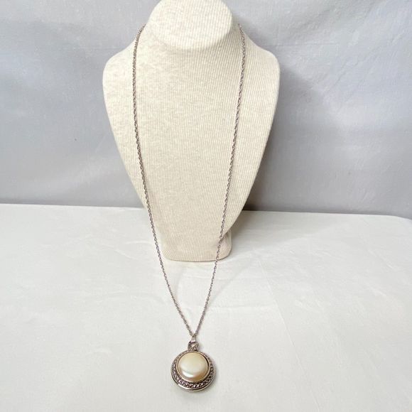 Avon Hierloom Riches Silver Tone Chain Necklace Two-Sided Pearlesque Pendant - Picture 1 of 11